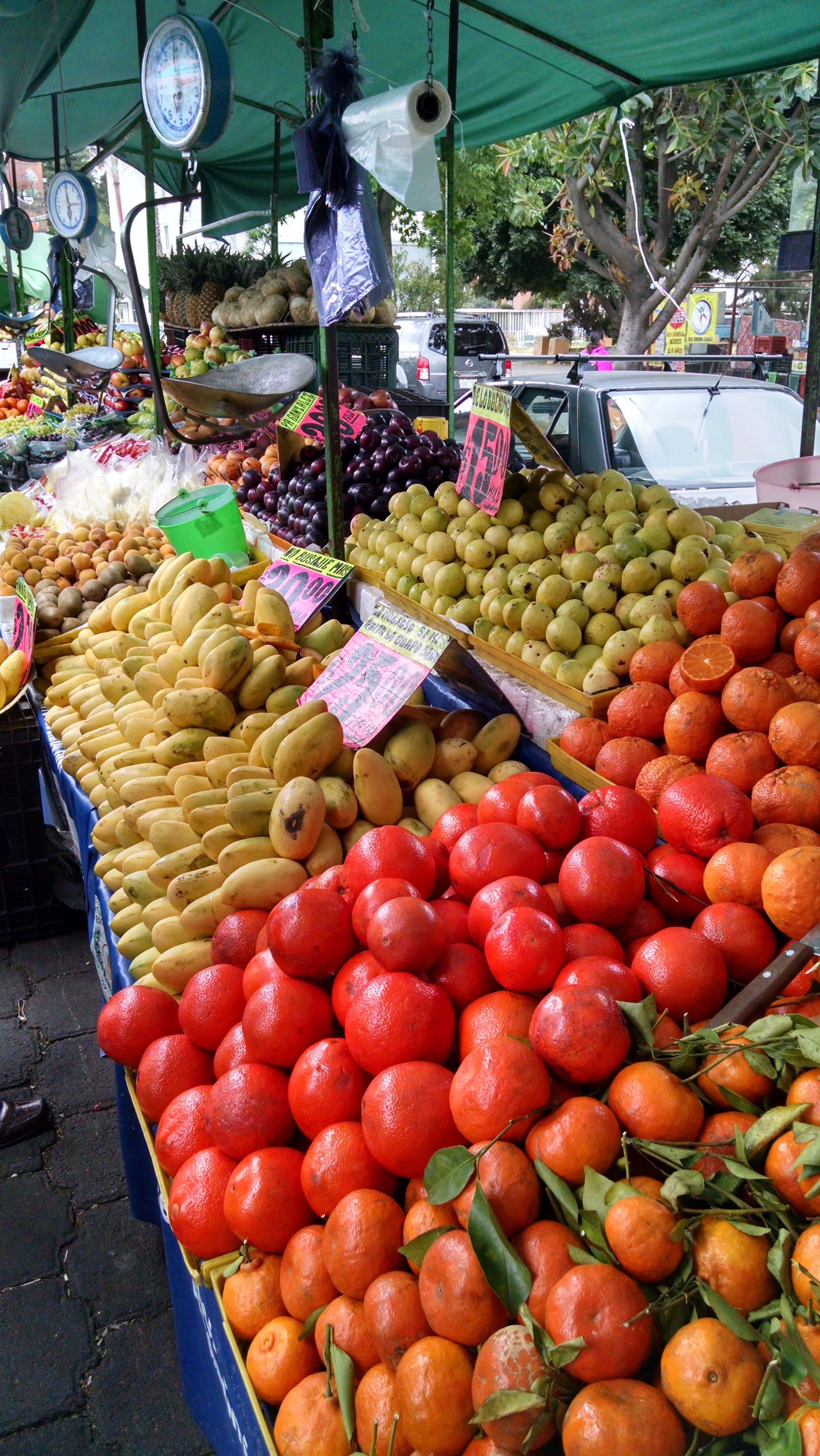 Mercado tradicional mexicano con puestos de alimentos