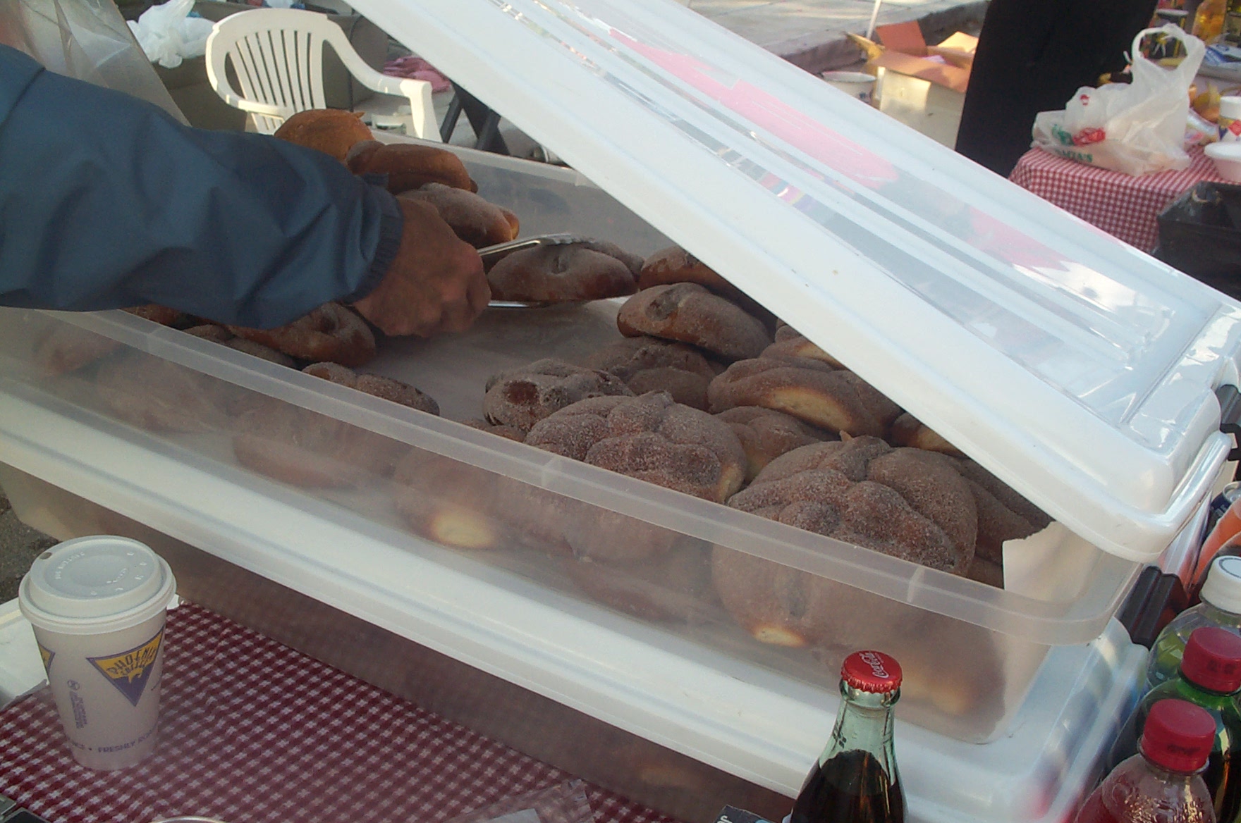 Pan de muerto espolvoreado con azúcar