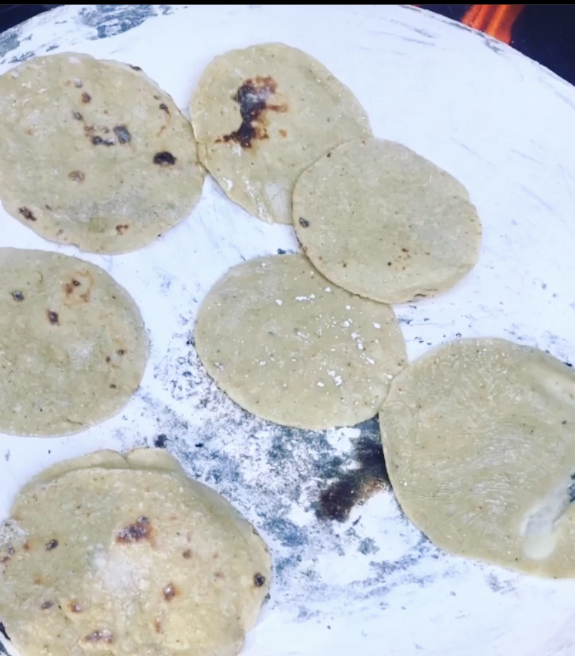 Tortillas de maíz nixtamalizado en comal